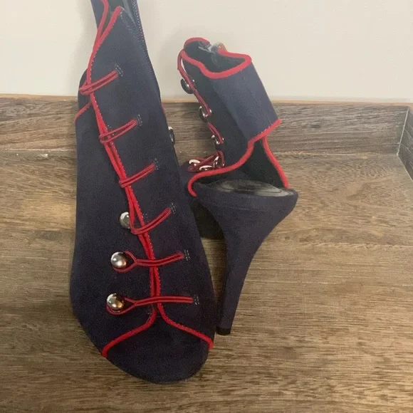 Like new button navy heels with red lining - Picture 3 of 4